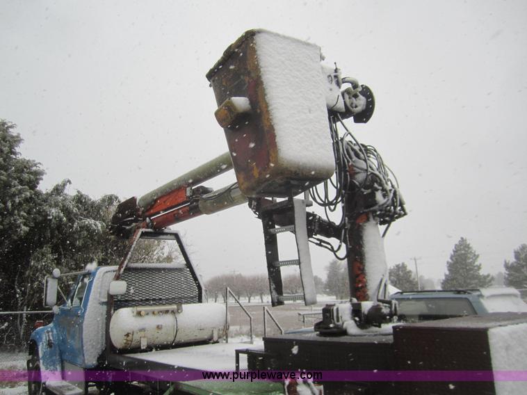image for item B5569 1995 Ford F700 bucket truck