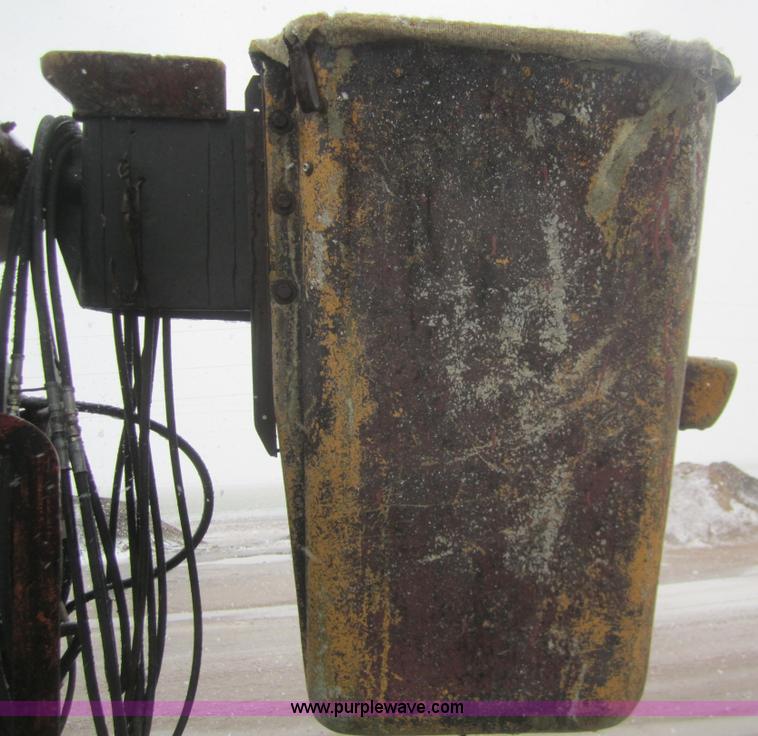 image for item B5569 1995 Ford F700 bucket truck