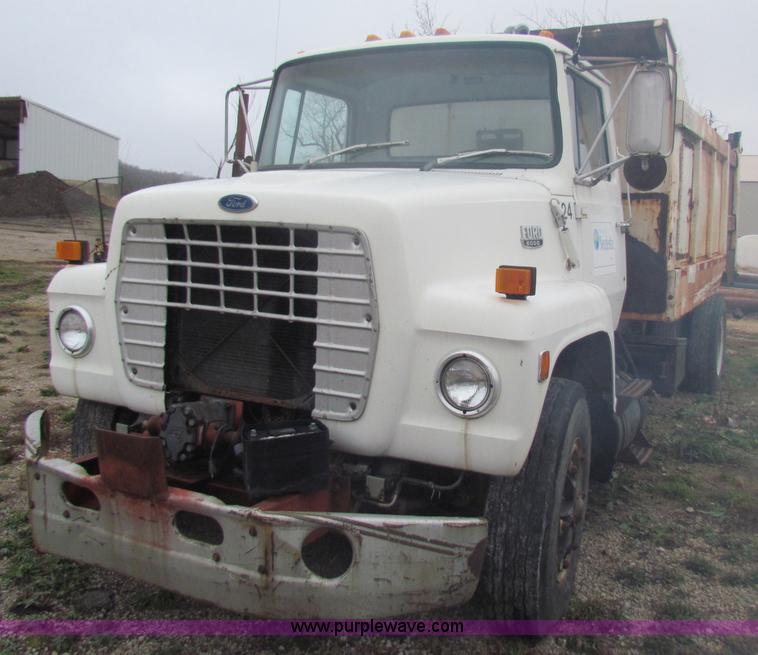 image for item B7007 1985 Ford L8000 dump truck