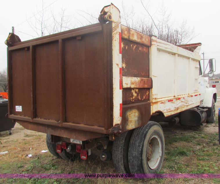 image for item B7007 1985 Ford L8000 dump truck