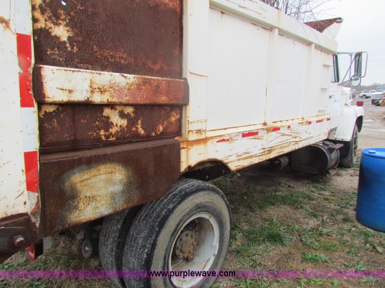 image for item B7007 1985 Ford L8000 dump truck