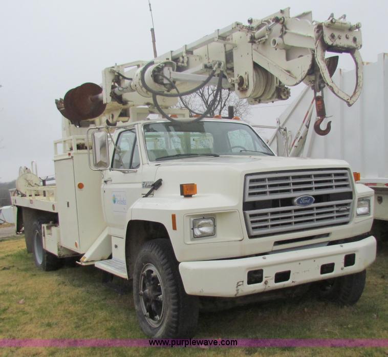 image for item B7009 1994 Ford F700 digger truck