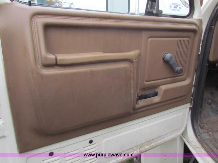 image for item B7009 1994 Ford F700 digger truck