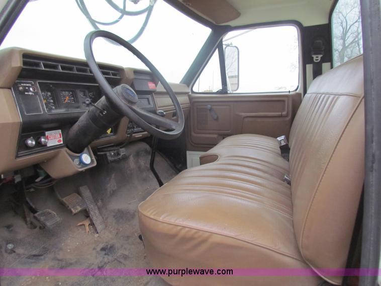 image for item B7009 1994 Ford F700 digger truck