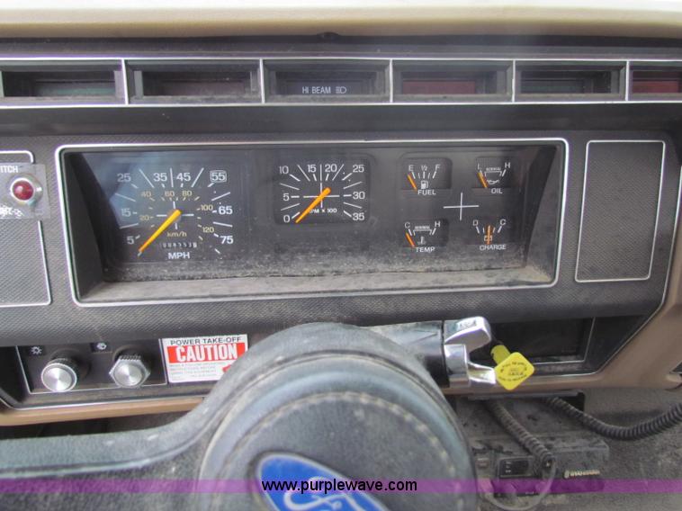 image for item B7009 1994 Ford F700 digger truck