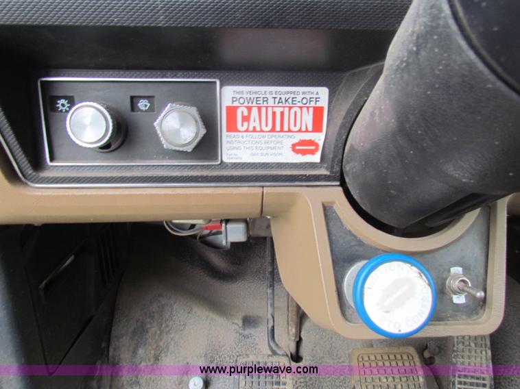 image for item B7009 1994 Ford F700 digger truck