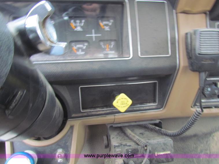 image for item B7009 1994 Ford F700 digger truck