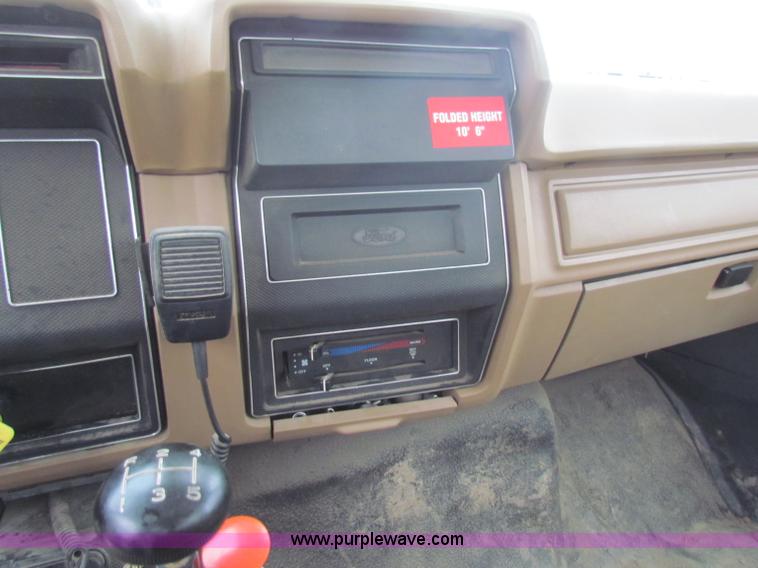 image for item B7009 1994 Ford F700 digger truck