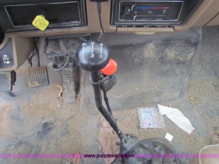 image for item B7009 1994 Ford F700 digger truck