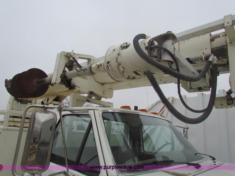 image for item B7009 1994 Ford F700 digger truck