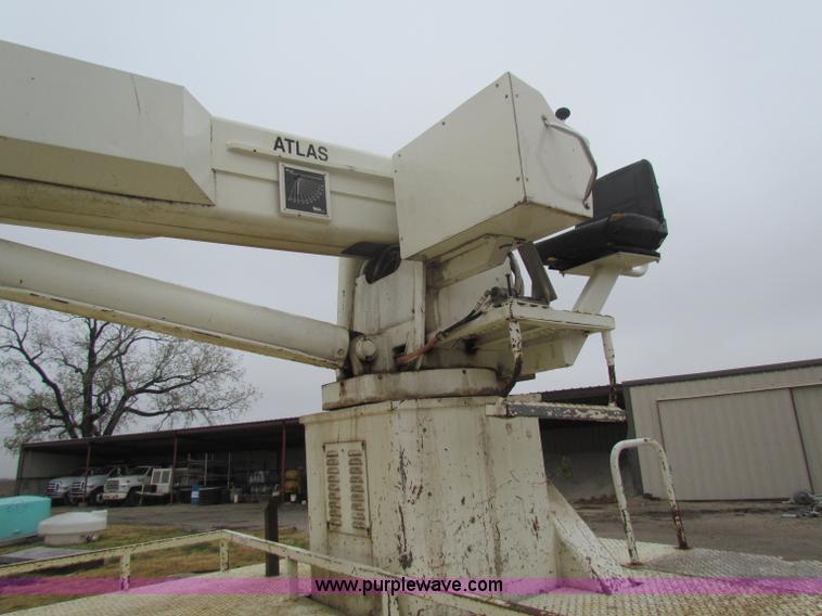 image for item B7009 1994 Ford F700 digger truck