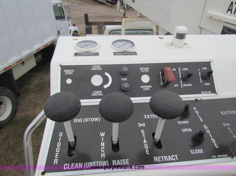 image for item B7009 1994 Ford F700 digger truck