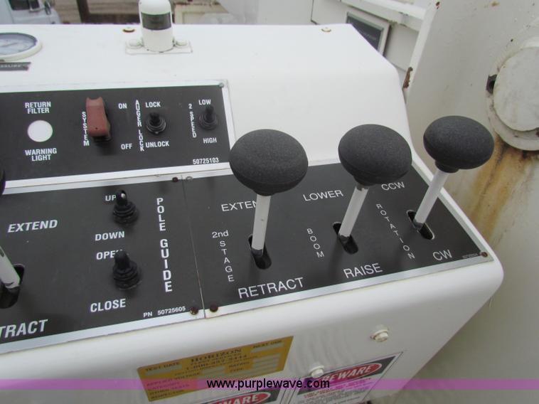 image for item B7009 1994 Ford F700 digger truck