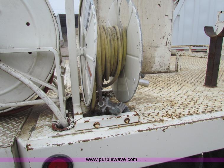 image for item B7009 1994 Ford F700 digger truck