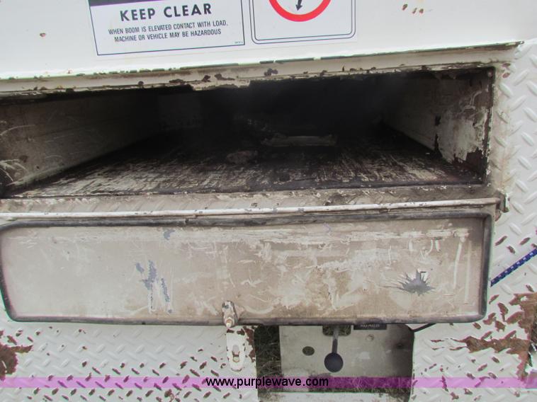 image for item B7009 1994 Ford F700 digger truck