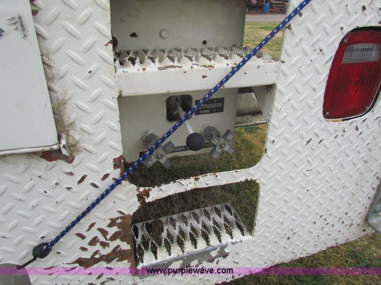 image for item B7009 1994 Ford F700 digger truck