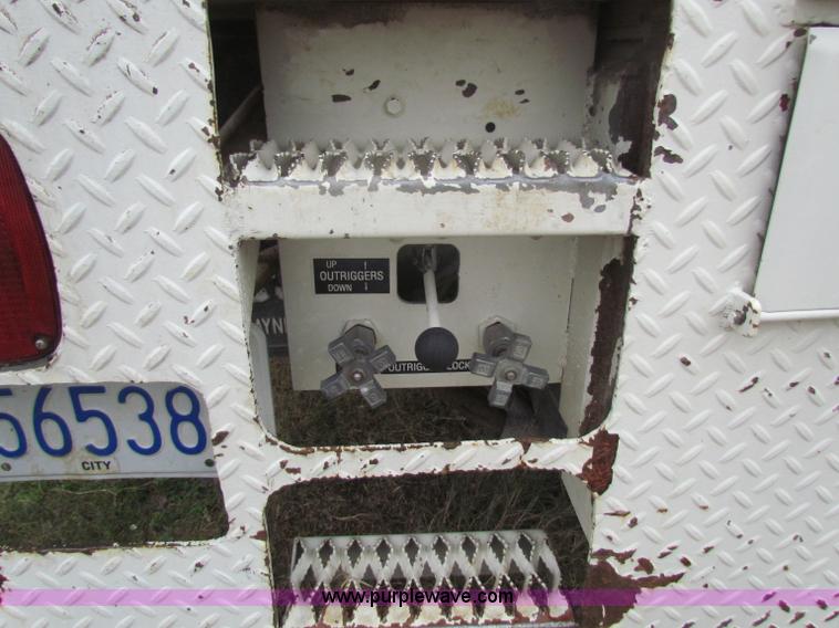 image for item B7009 1994 Ford F700 digger truck