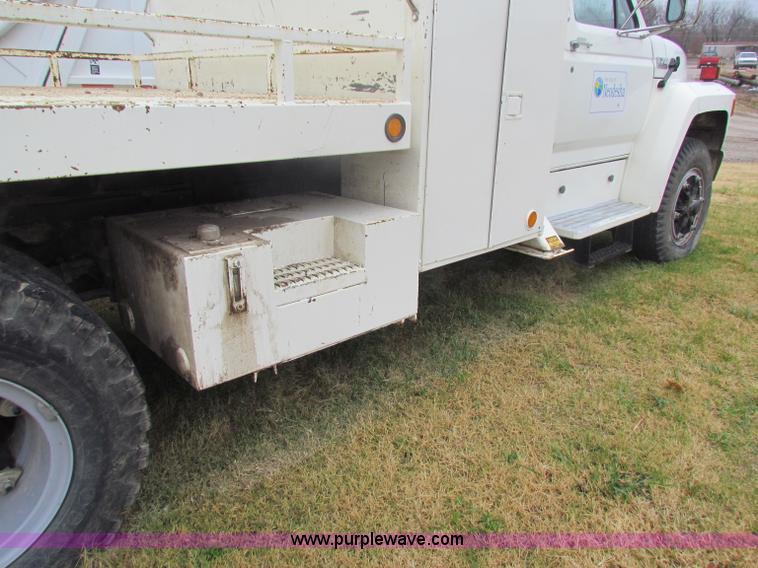 image for item B7009 1994 Ford F700 digger truck