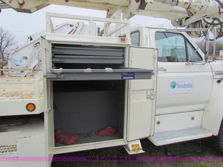 image for item B7009 1994 Ford F700 digger truck