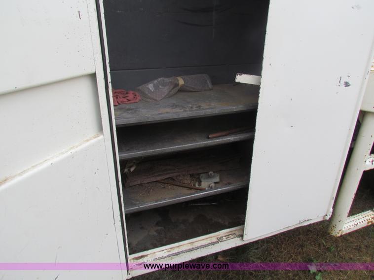 image for item B7009 1994 Ford F700 digger truck