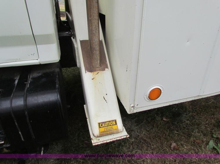 image for item B7009 1994 Ford F700 digger truck