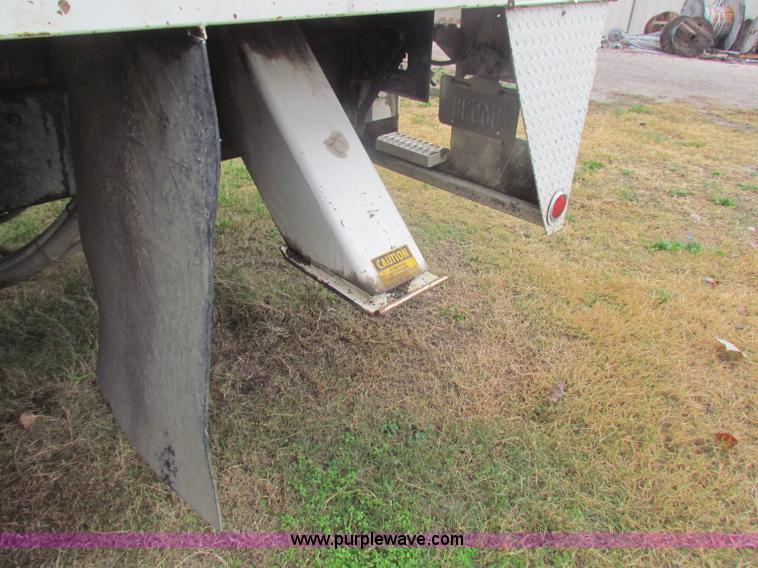 image for item B7009 1994 Ford F700 digger truck