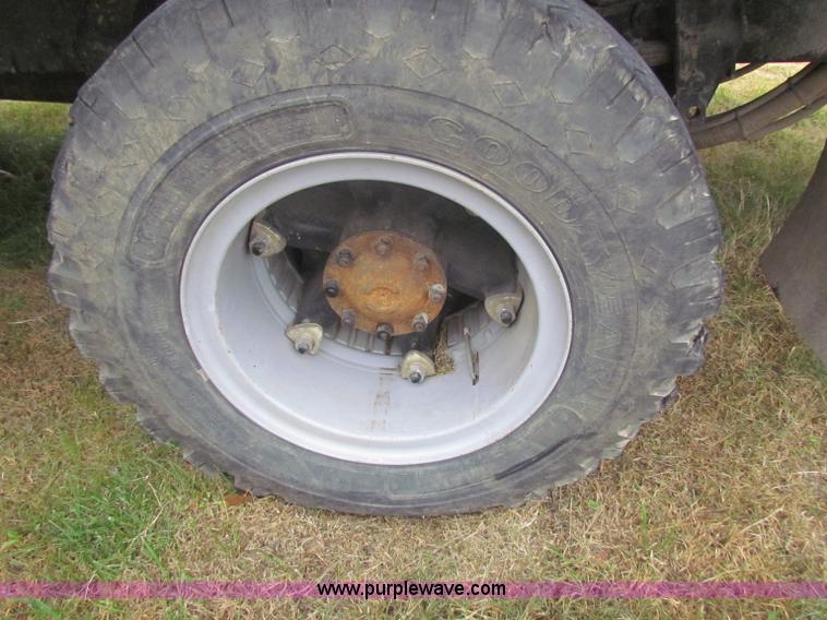 image for item B7009 1994 Ford F700 digger truck