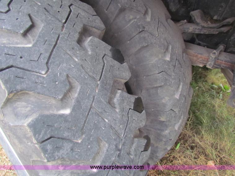 image for item B7009 1994 Ford F700 digger truck