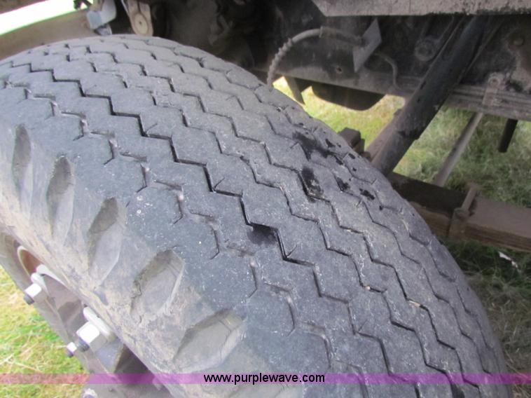 image for item B7009 1994 Ford F700 digger truck