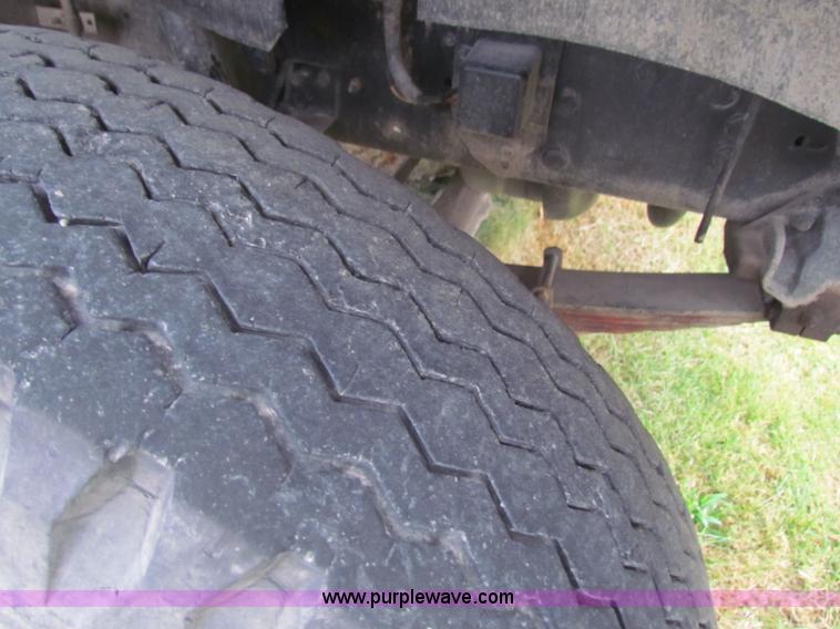 image for item B7009 1994 Ford F700 digger truck