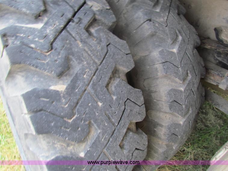 image for item B7009 1994 Ford F700 digger truck