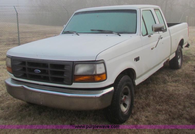 image for item B7017 1993 Ford F150 XL super cab pickup truck