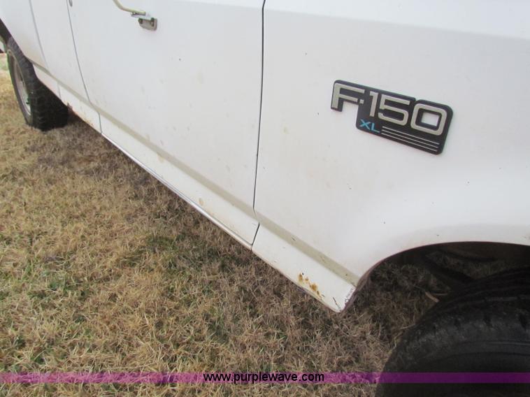 image for item B7017 1993 Ford F150 XL super cab pickup truck