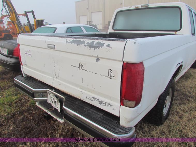 image for item B7017 1993 Ford F150 XL super cab pickup truck