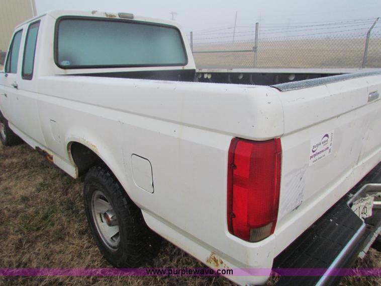 image for item B7017 1993 Ford F150 XL super cab pickup truck