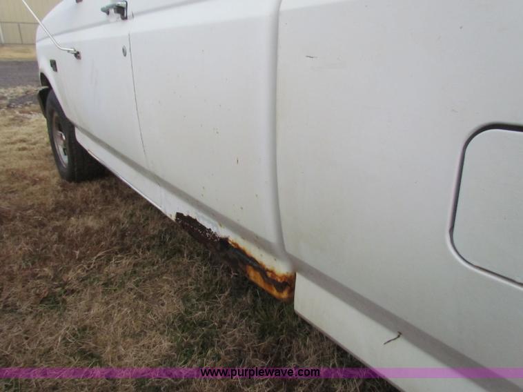 image for item B7017 1993 Ford F150 XL super cab pickup truck