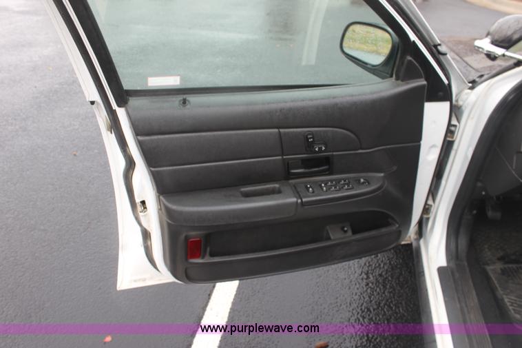 image for item B8660 2006 Ford Crown Victoria Police Interceptor