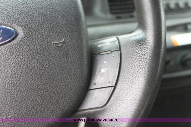 image for item B8660 2006 Ford Crown Victoria Police Interceptor