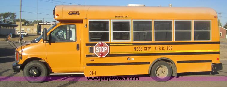 image for item C9875 2001 Chevrolet G3500 Express mid bus