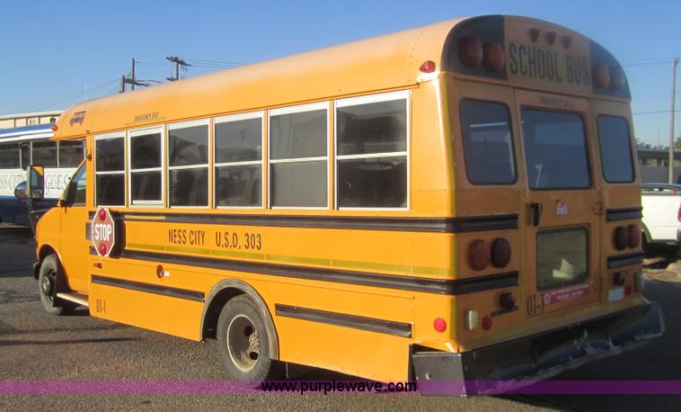 image for item C9875 2001 Chevrolet G3500 Express mid bus