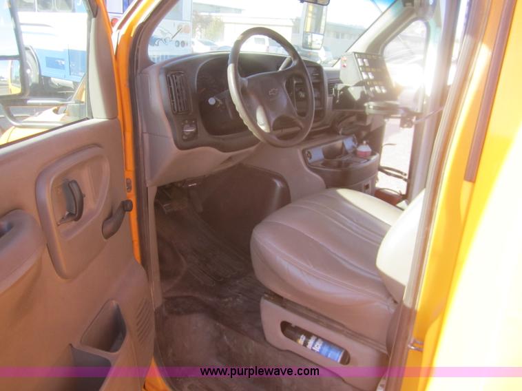 image for item C9875 2001 Chevrolet G3500 Express mid bus