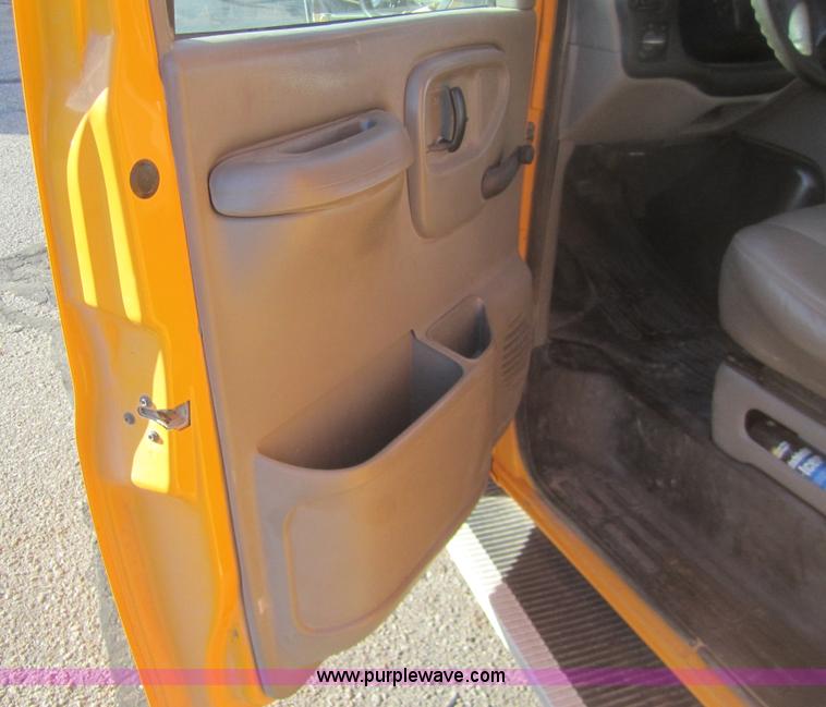 image for item C9875 2001 Chevrolet G3500 Express mid bus