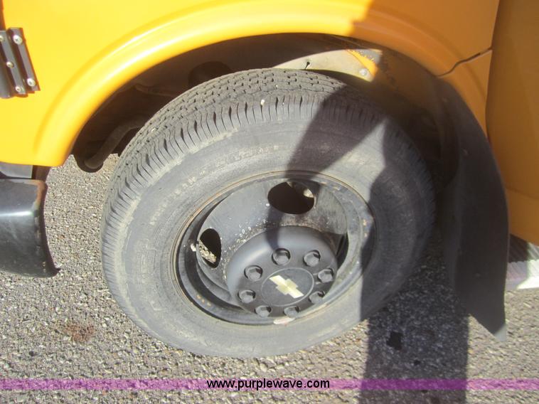 image for item C9875 2001 Chevrolet G3500 Express mid bus