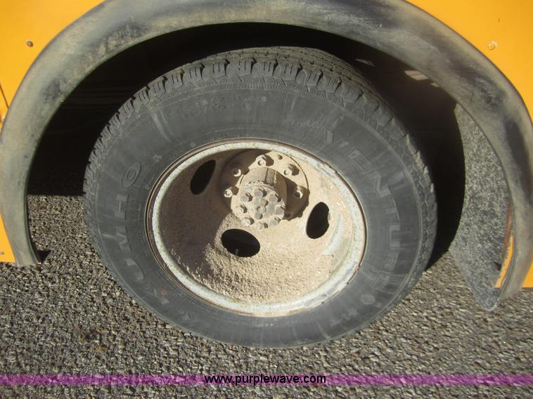 image for item C9875 2001 Chevrolet G3500 Express mid bus