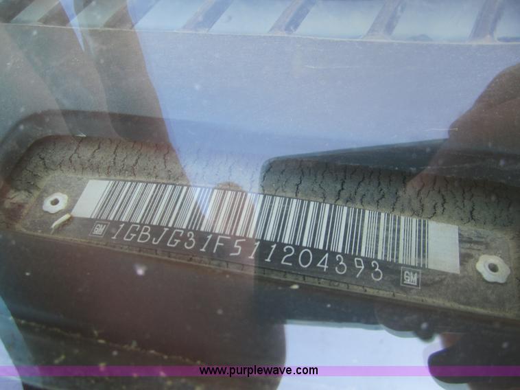 image for item C9875 2001 Chevrolet G3500 Express mid bus