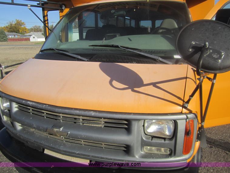 image for item C9875 2001 Chevrolet G3500 Express mid bus