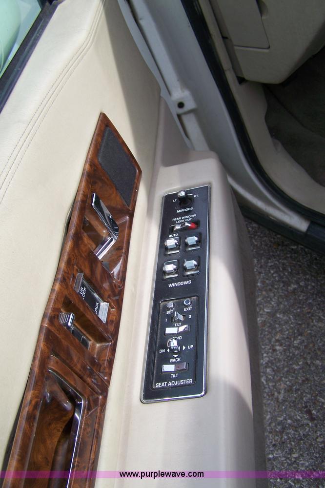 image for item D8582 1993 Cadillac Fleetwood