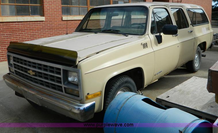 image for item D8622 1989 Chevrolet Suburban 1500 Scottsdale SUV