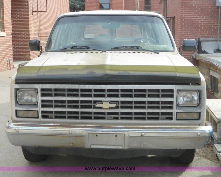 image for item D8622 1989 Chevrolet Suburban 1500 Scottsdale SUV