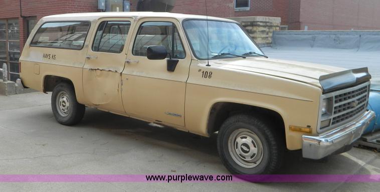 image for item D8622 1989 Chevrolet Suburban 1500 Scottsdale SUV